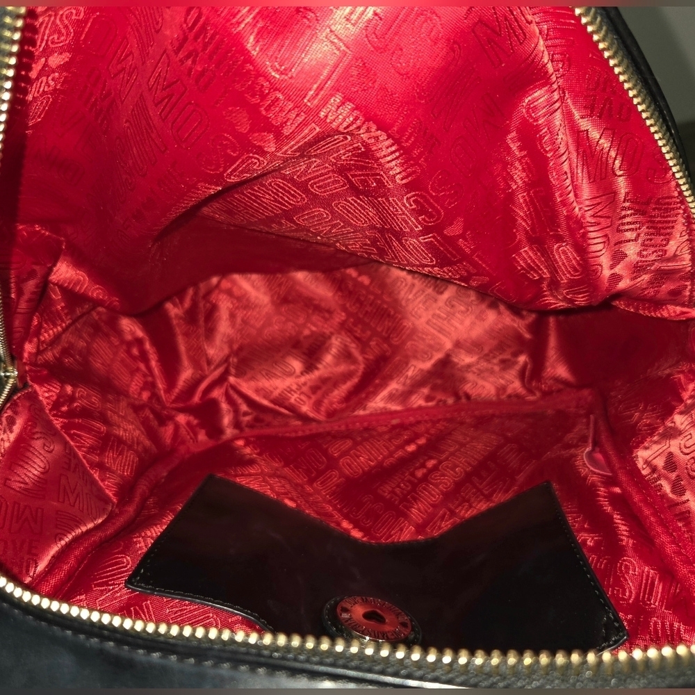 LOVE MOSCHINO QUILTED GOLD CHAIN BACKPACK. - Picture 9 of 10